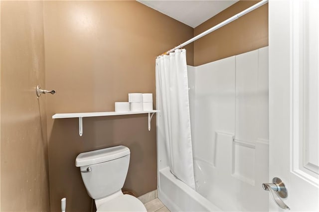 bathroom featuring shower / bath combo with shower curtain and toilet