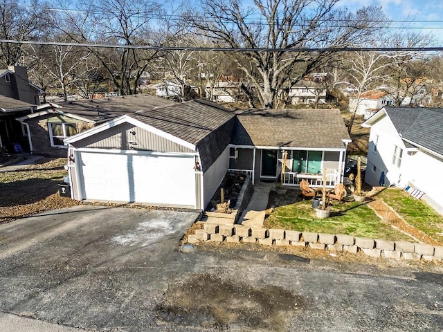 ranch-style home featuring aphalt driveway