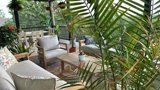 balcony featuring an outdoor hangout area