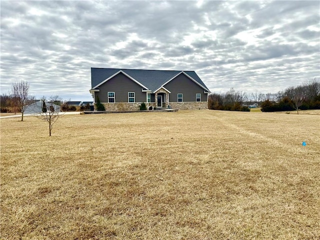 view of front facade featuring a front lawn