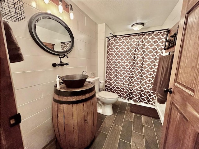 bathroom featuring vanity, a textured ceiling, toilet, and a shower with shower curtain