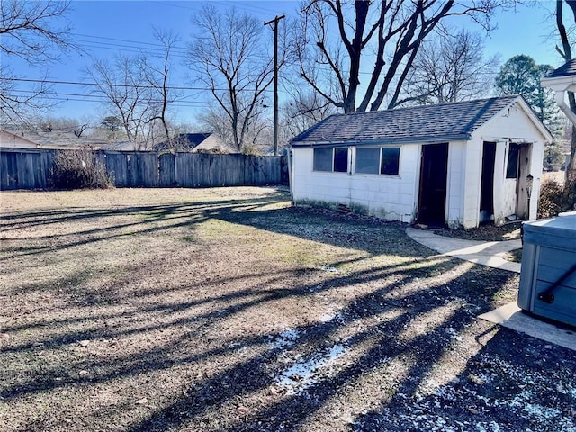 view of yard featuring an outdoor structure