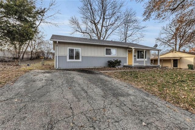 single story home with a porch