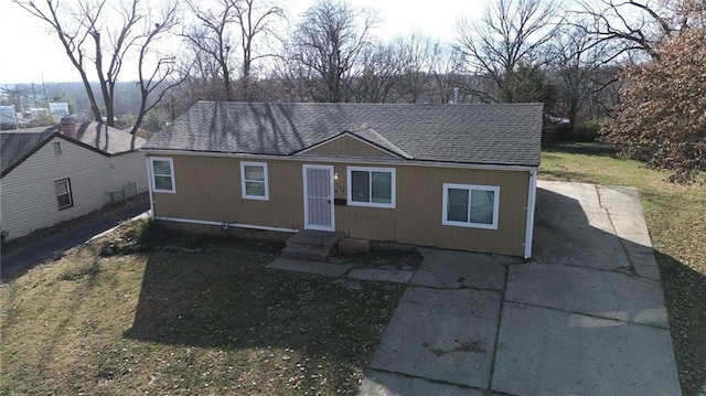 view of front of home with a front lawn