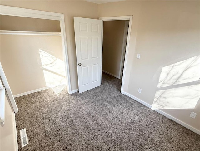 unfurnished bedroom with carpet flooring and a closet