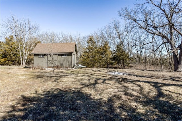 view of yard with an outdoor structure and a storage shed