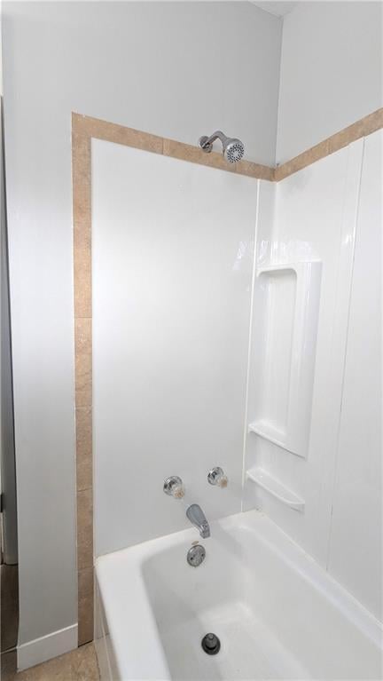 bathroom with washtub / shower combination