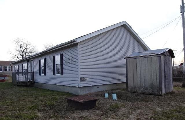 view of side of property featuring a lawn