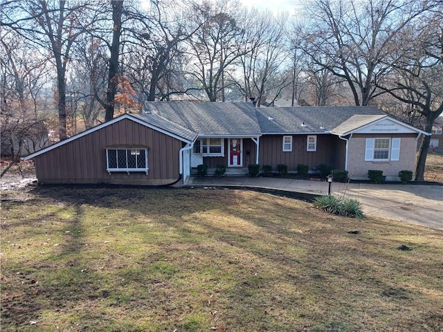 ranch-style house featuring a front yard