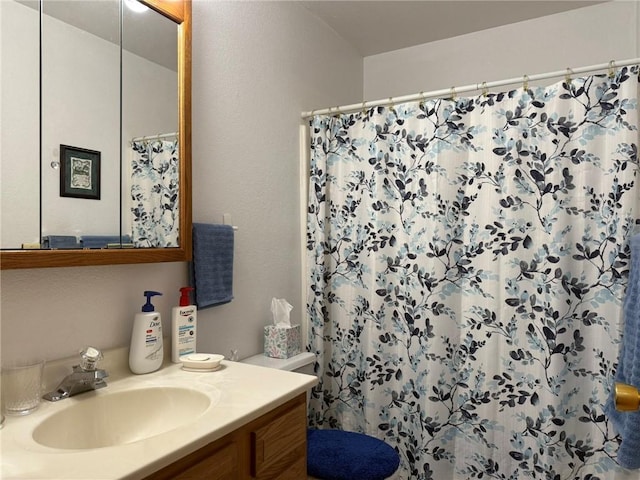 bathroom featuring a shower with shower curtain and vanity