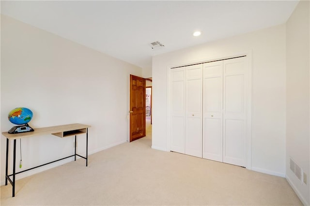 carpeted bedroom featuring baseboards, a closet, visible vents, and recessed lighting