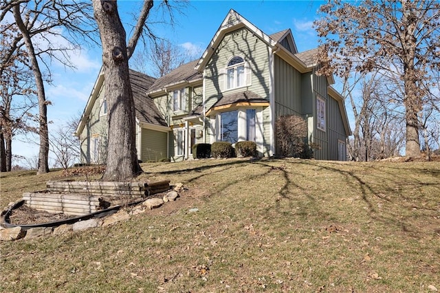 view of front of property featuring a front lawn