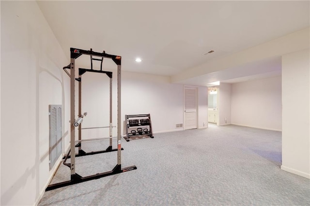 workout room featuring carpet, visible vents, baseboards, and recessed lighting