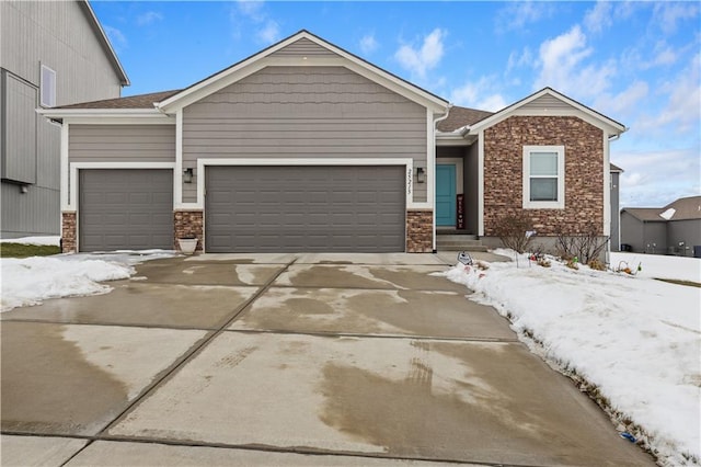 view of front facade featuring a garage