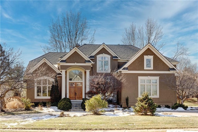 view of front facade featuring a front lawn