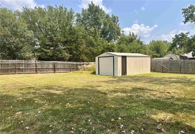 view of yard with an outbuilding