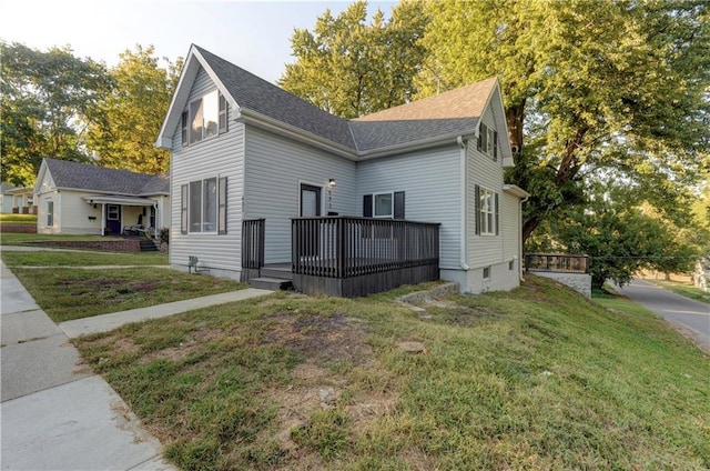 view of front of home with a front lawn