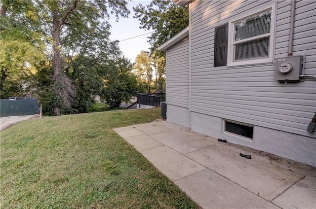 view of yard with a patio