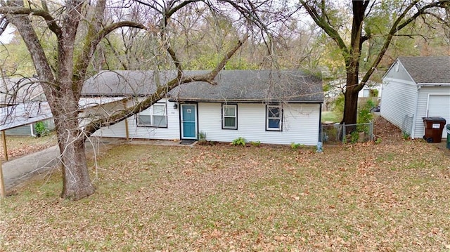 view of front of house featuring a front lawn