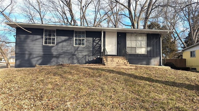 single story home featuring a front lawn