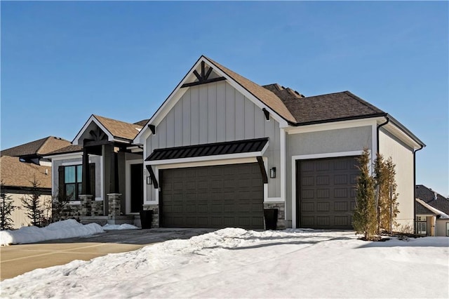 view of front facade featuring a garage