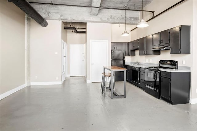 kitchen with sink, hanging light fixtures, a towering ceiling, a breakfast bar, and black appliances