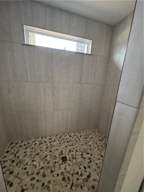 bathroom featuring a tile shower