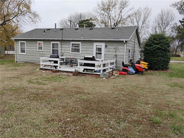 back of house featuring a lawn