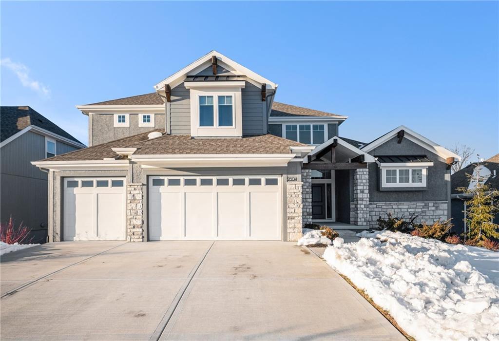 view of front facade featuring a garage