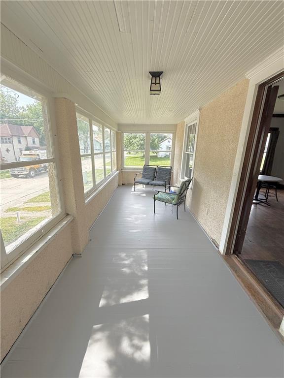 211 N Mulberry St, Maryville, MO 64468 - sunroom / solarium with a textured wall