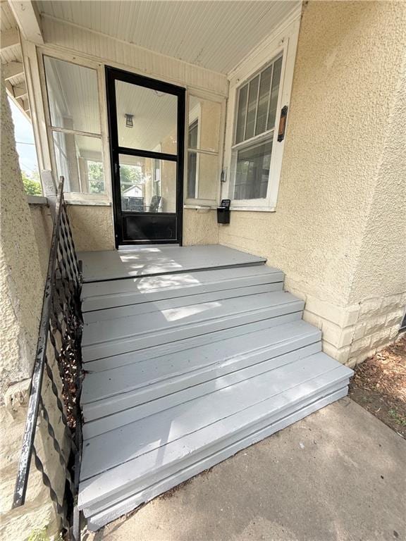 211 N Mulberry St, Maryville, MO 64468 - doorway to property featuring stucco siding