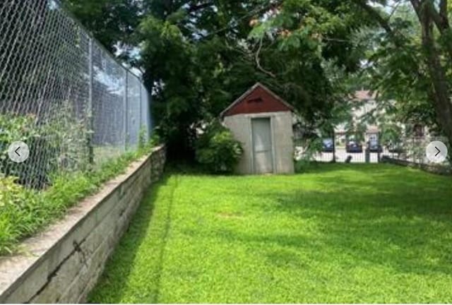 view of yard with a shed