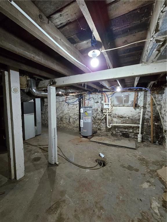 unfinished below grade area featuring electric water heater