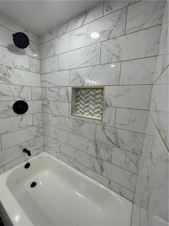 bathroom featuring tiled shower / bath