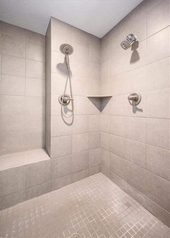 bathroom featuring tiled shower