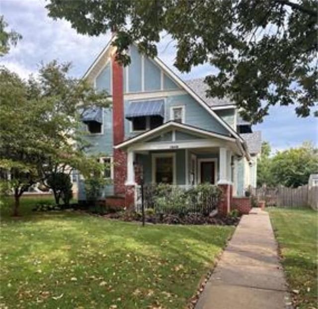 view of front of property featuring a front lawn