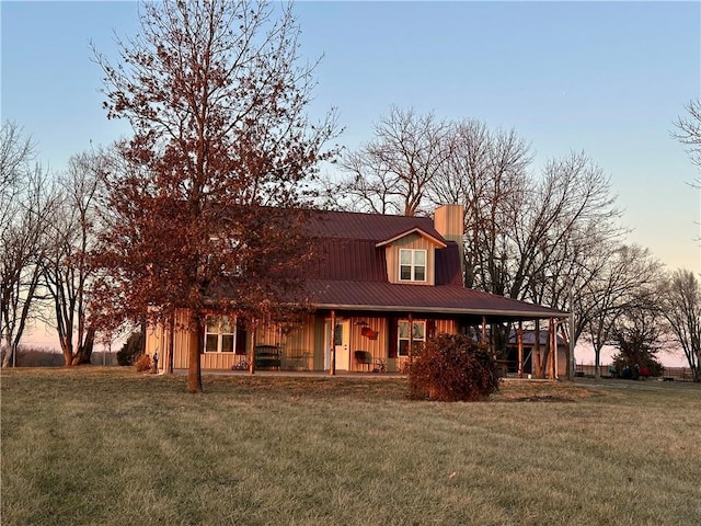 view of front of home featuring a lawn