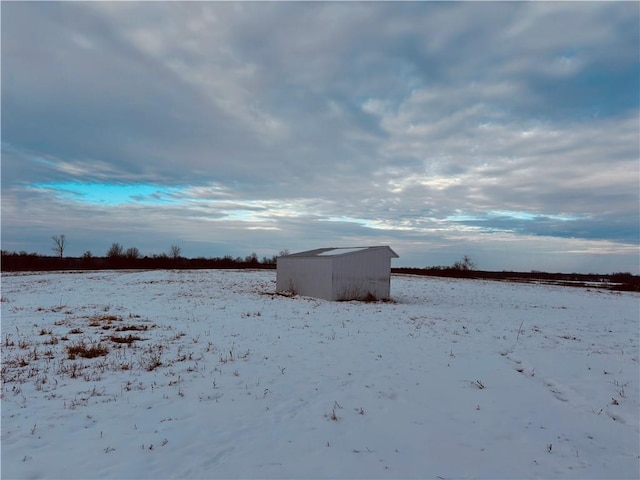 view of yard layered in snow