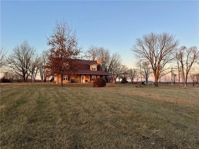 view of yard at dusk