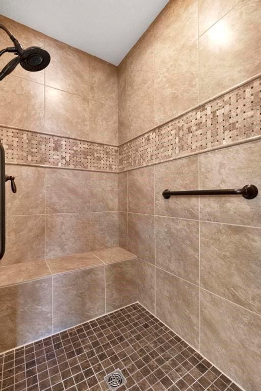 bathroom featuring a tile shower