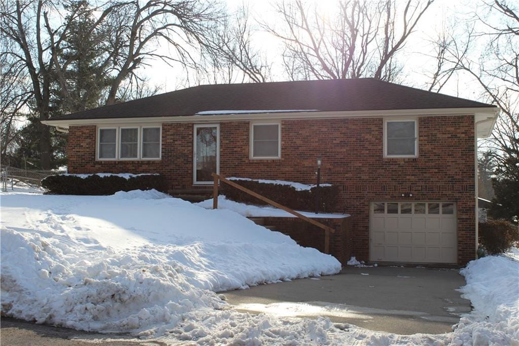 view of front facade with a garage