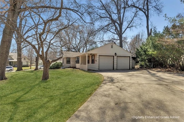 view of front facade featuring a front yard, an attached garage, and driveway