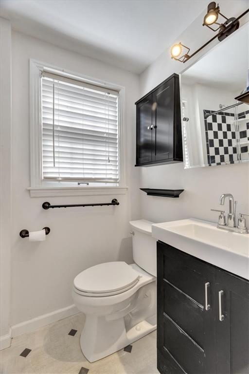 full bathroom with vanity, toilet, a shower with curtain, and baseboards