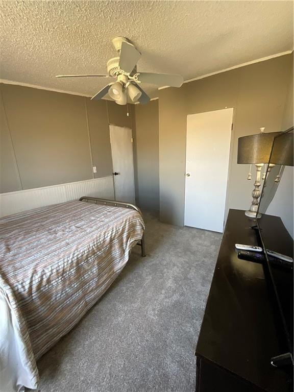 bedroom with a textured ceiling, ceiling fan, and carpet flooring