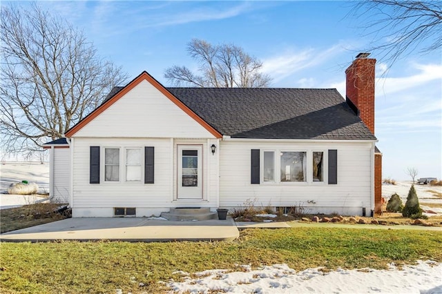 view of front of house featuring a patio and a front lawn