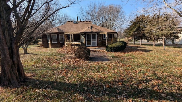 view of front of home with a front lawn