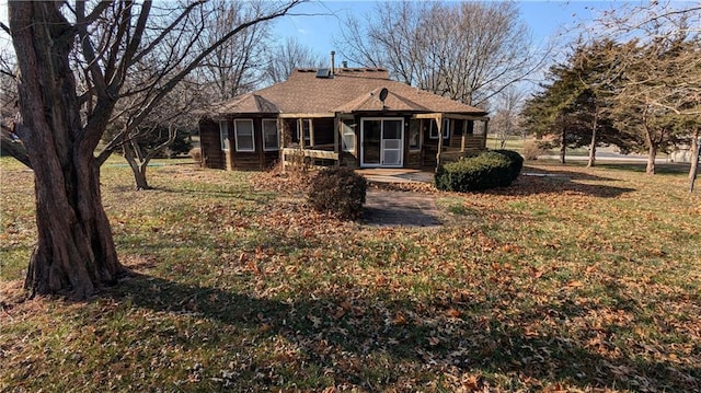 view of front of house featuring a front lawn