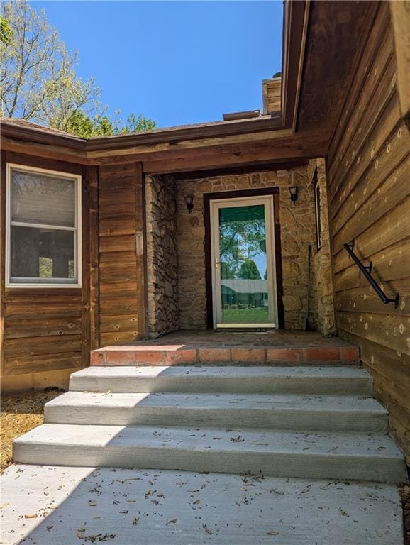 1205 Wentley Dr, Hiawatha, KS 66434 - property entrance featuring stone siding