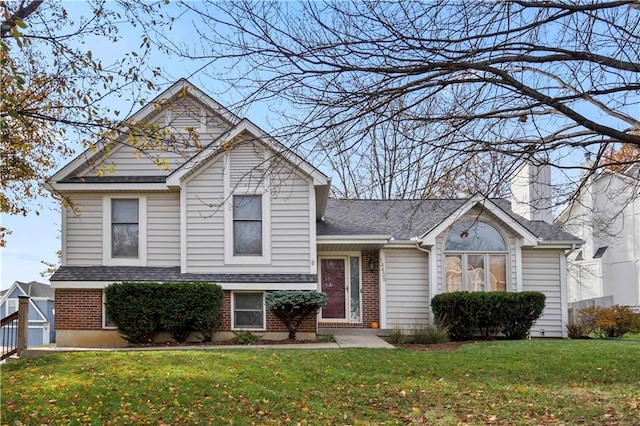 view of front facade featuring a front yard