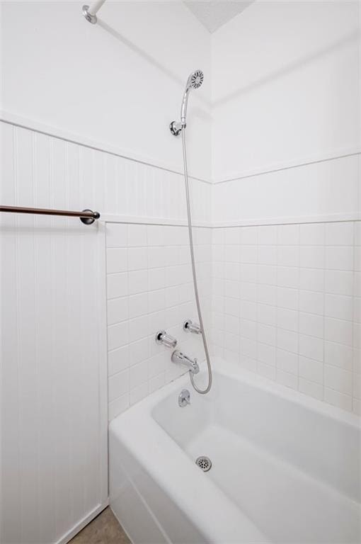 bathroom featuring tiled shower / bath